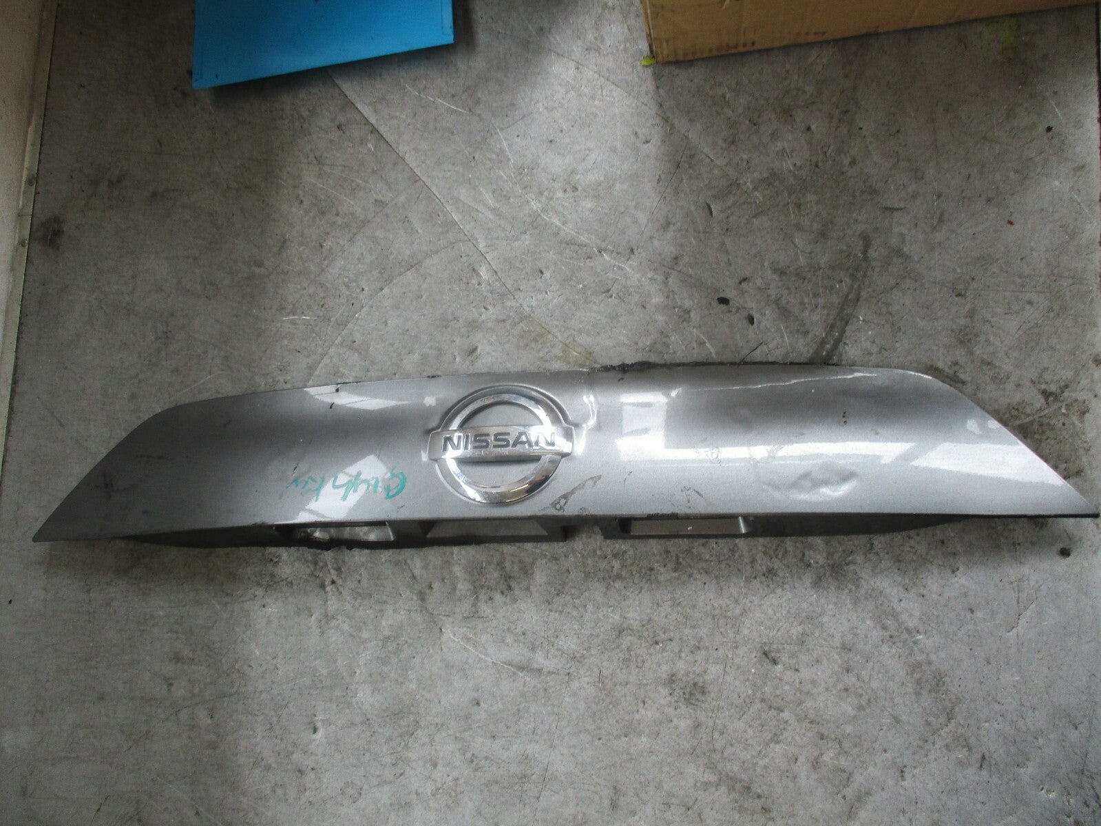 NISSAN QASHQAI J11 (MK2) REAR LICENSE PLATE LIGHT PANEL GREY (DAMAGED)
