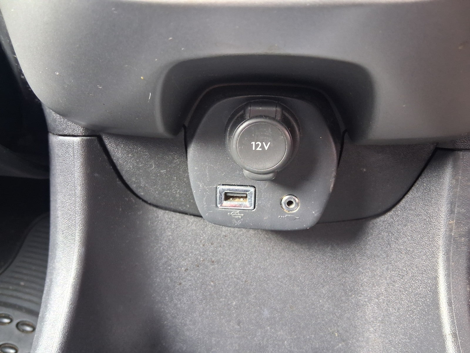 2016 PEUGEOT 108 MK2 USB POWER SOCKET PLUG TRIM