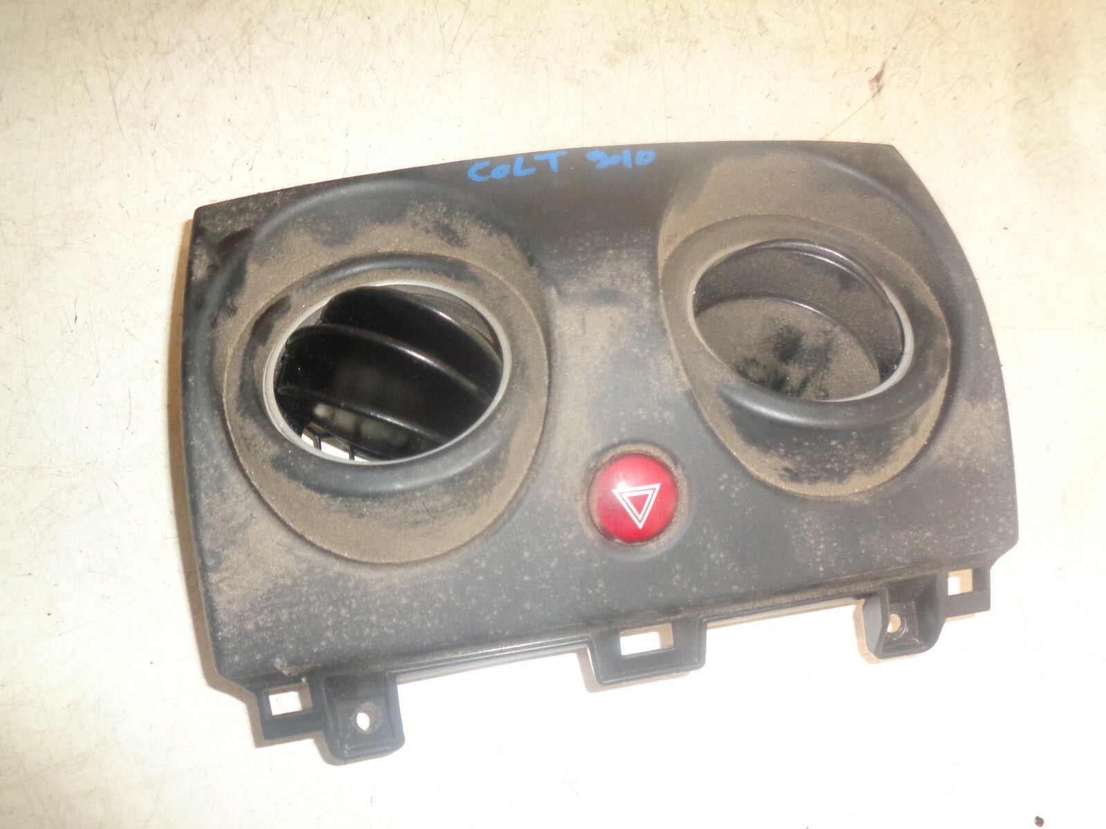 MITSUBISHI COLT MK6 2010 FRONT DASHBOARD AIR VENTS + HAZARD SWITCH