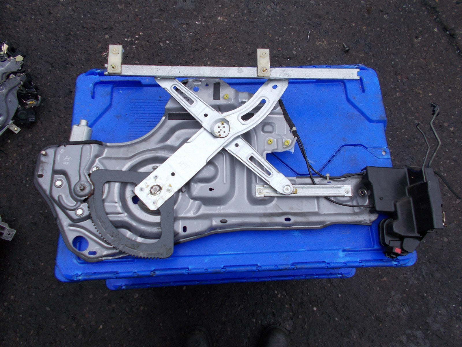 2005 HYUNDAI TRAJET GSI NSF PASSENGER SIDE FRONT WINDOW REGULATOR 824703A000