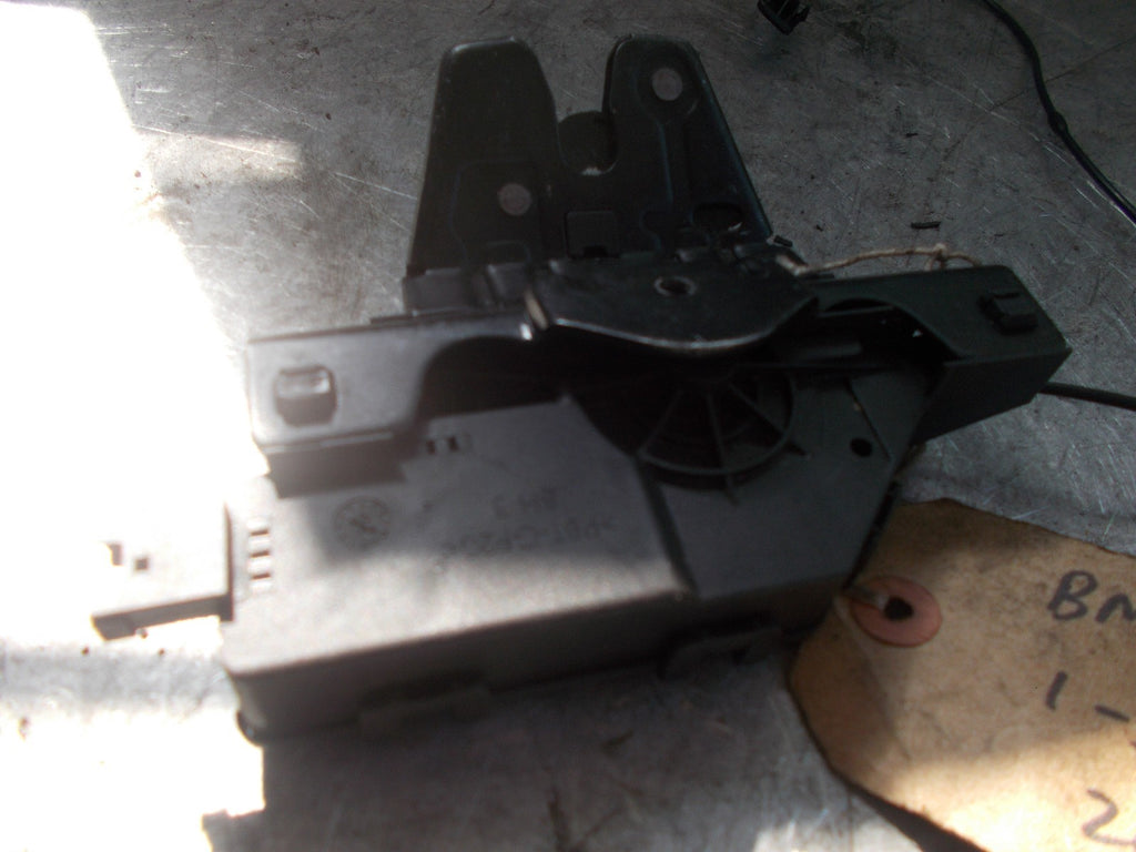 BMW 3 SERIES E46 2001 - 2006 BOOT LID CATCH 2026830091