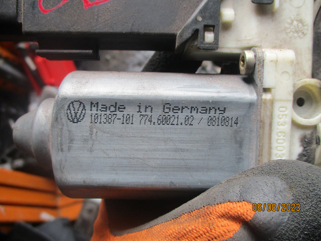 VW GOLF 2000 NSF PASSENGER SIDE FRONT WINOW MOTOR 7746002102