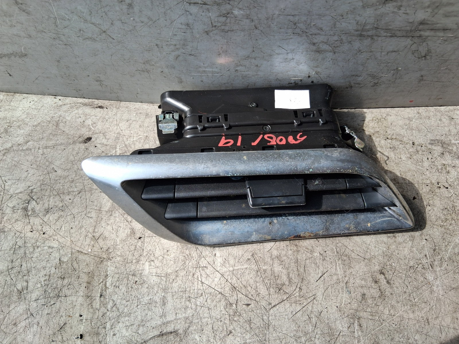 2019 PEUGEOT 5008 MK2 NSF PASSENGER SIDE FRONT LEFT AIR VENT 9815415780