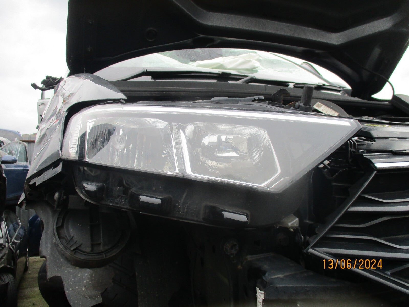 2020 VW VOLKSWAGEN T ROC OSF DRIVER SIDE FRONT HEADLIGHT 2GA941006C DAMAGED TABS