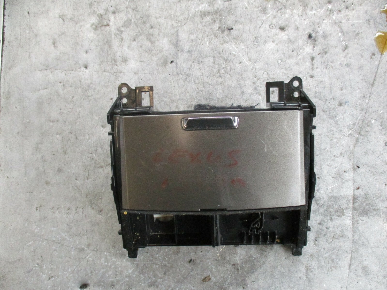 LEXUS IS XE20 CENTRE 12V OUTLET & ASH TRAY GREY
