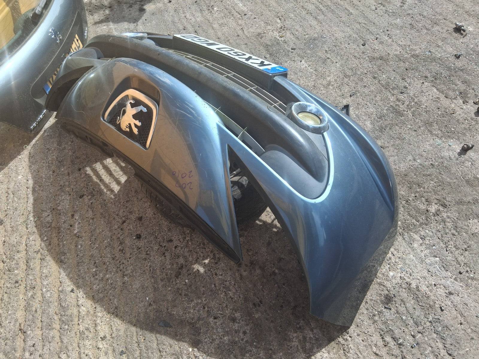 2010 PEUGEOT 207 FRONT COMPLETE BUMPER BADGE GRILL FOG LIGHTS GRILLE GREY