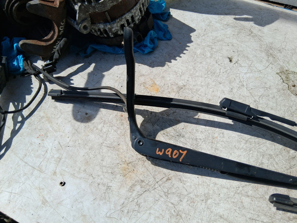 2021 MERCEDES BENZ SPRINTER W907 FRONT WIPER ARM AND BLADES