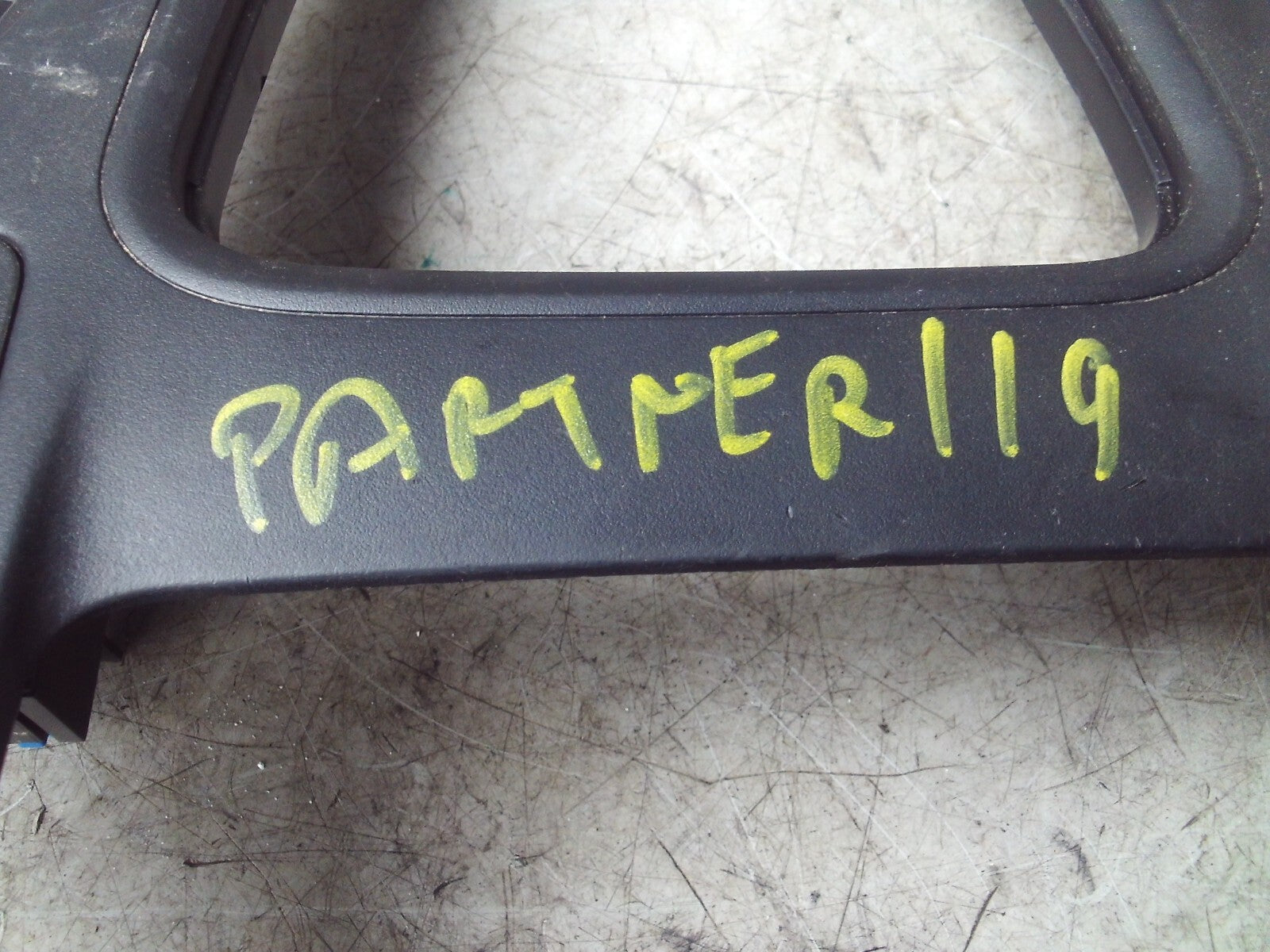 2019 PEUGEOT PARTNER GEAR SURROUND TRIM 9818376577