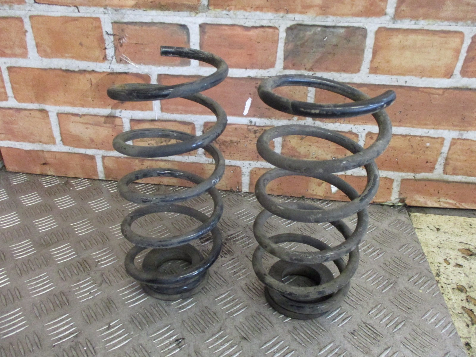 VAUXHALL CORSA E 2017 1.4 2 X PAIR REAR COIL SPRING SPRINGS SET