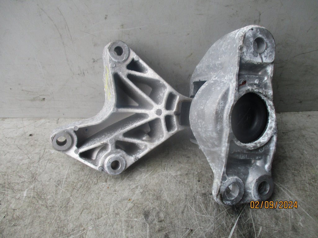 NISSAN MICRA K14 2017 DRIVERS SIDE ENGINE BRACKET MOUNT OS