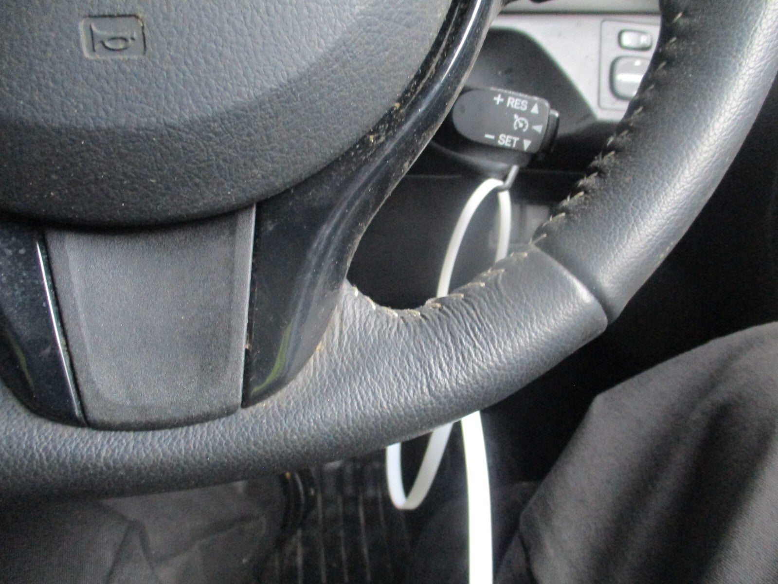TOYOTA YARIS MK3 2018 3 SPOKE LEATHER MULTIFUNCTION STEERING WHEEL