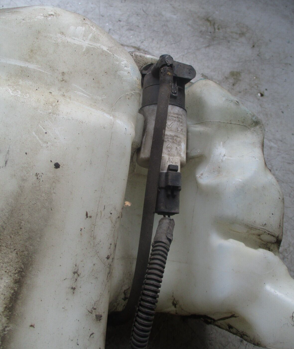2012 VAUXHALL VIVARO FRONT WINDSCREEN WASHER WATER BOTTLE RESERVOIR 8200506740