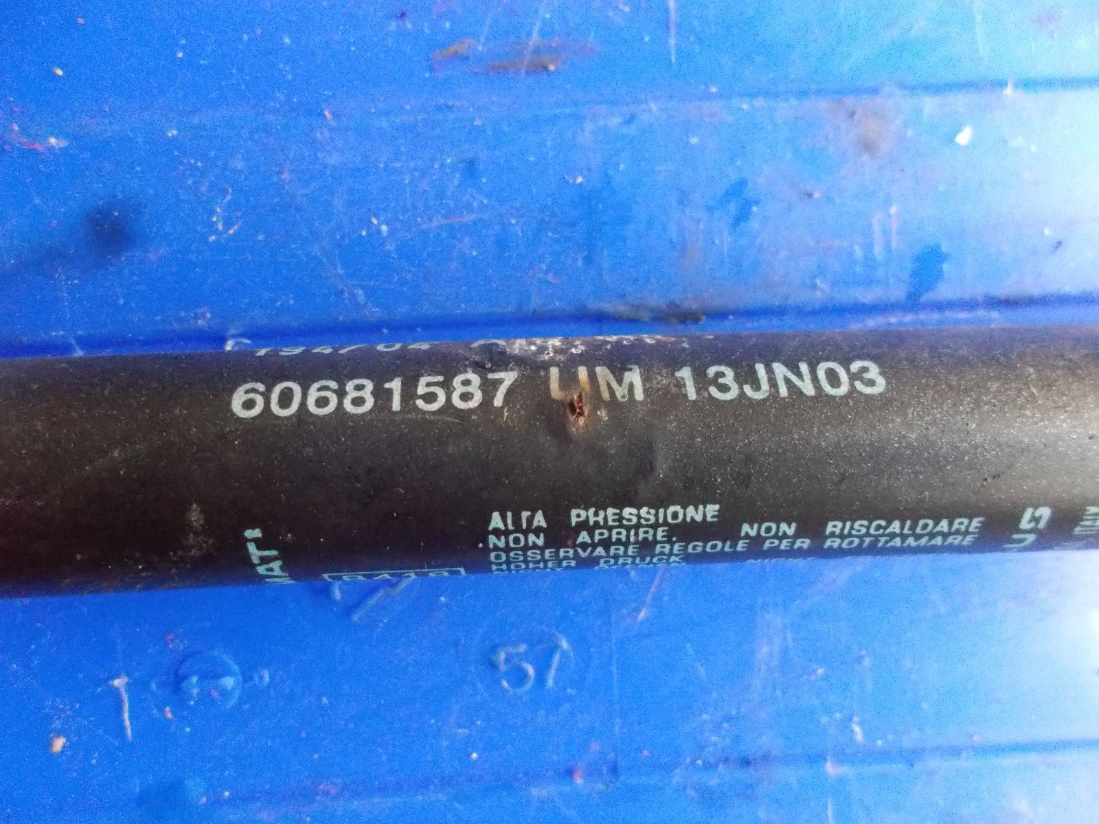 2004 ALFA ROMEO GT PAIR OF TAILGATE HATCH GAS STRUTS 60681587