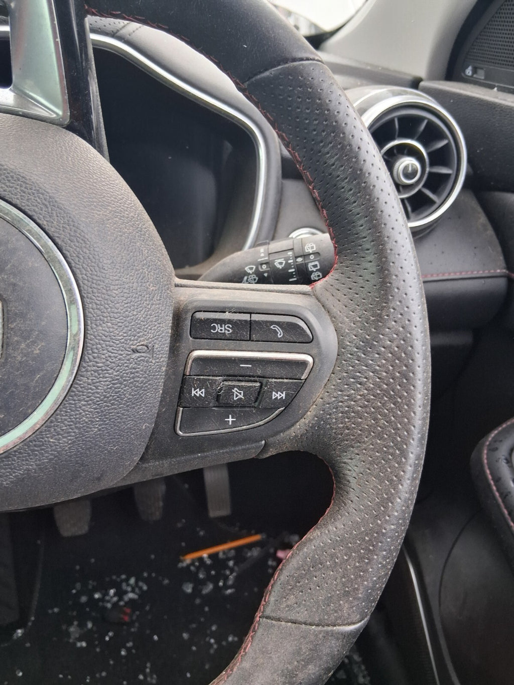 2022 MG HS EXCLUSIVE 1.5 PETROL WITHOUT AIRBAG MULTIFUNCTIONAL STEERING WHEEL