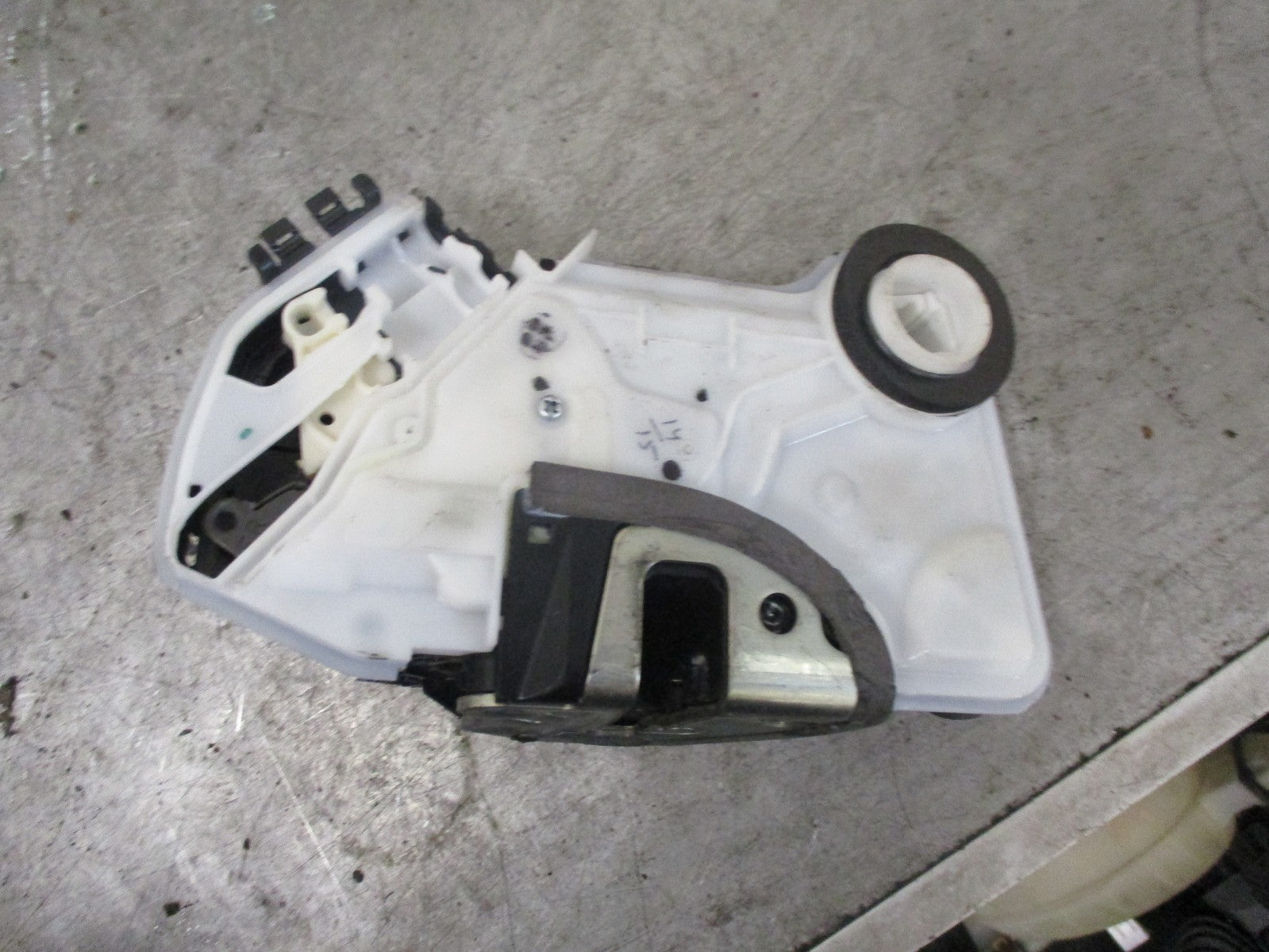 TOYOTA AYGO AB40 MK2 5 DOOR OSF DRIVER SIDE FRONT DOOR LOCK MECH