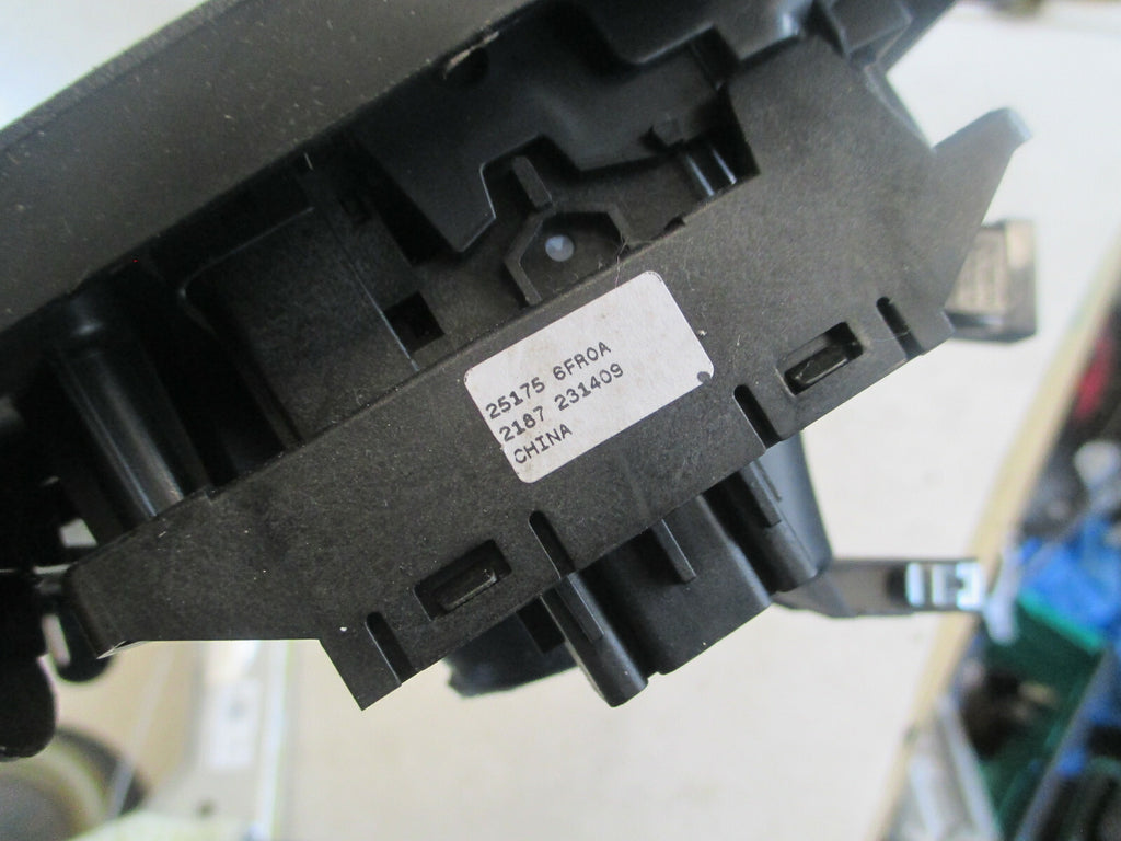 NISSAN QASHQAI J11 MK2 2017 PARKING SWITCH BUTTON & SURROUND 251756FR0A