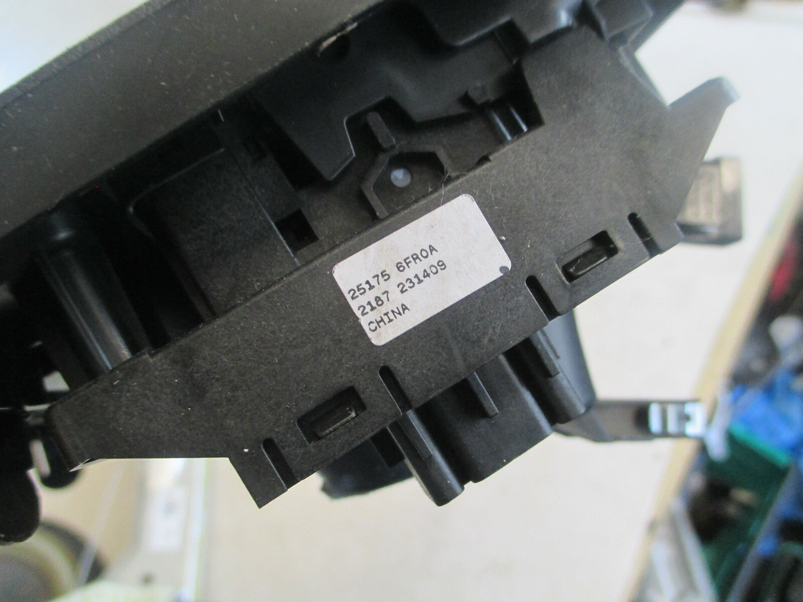 NISSAN QASHQAI J11 MK2 2017 PARKING SWITCH BUTTON & SURROUND 251756FR0A