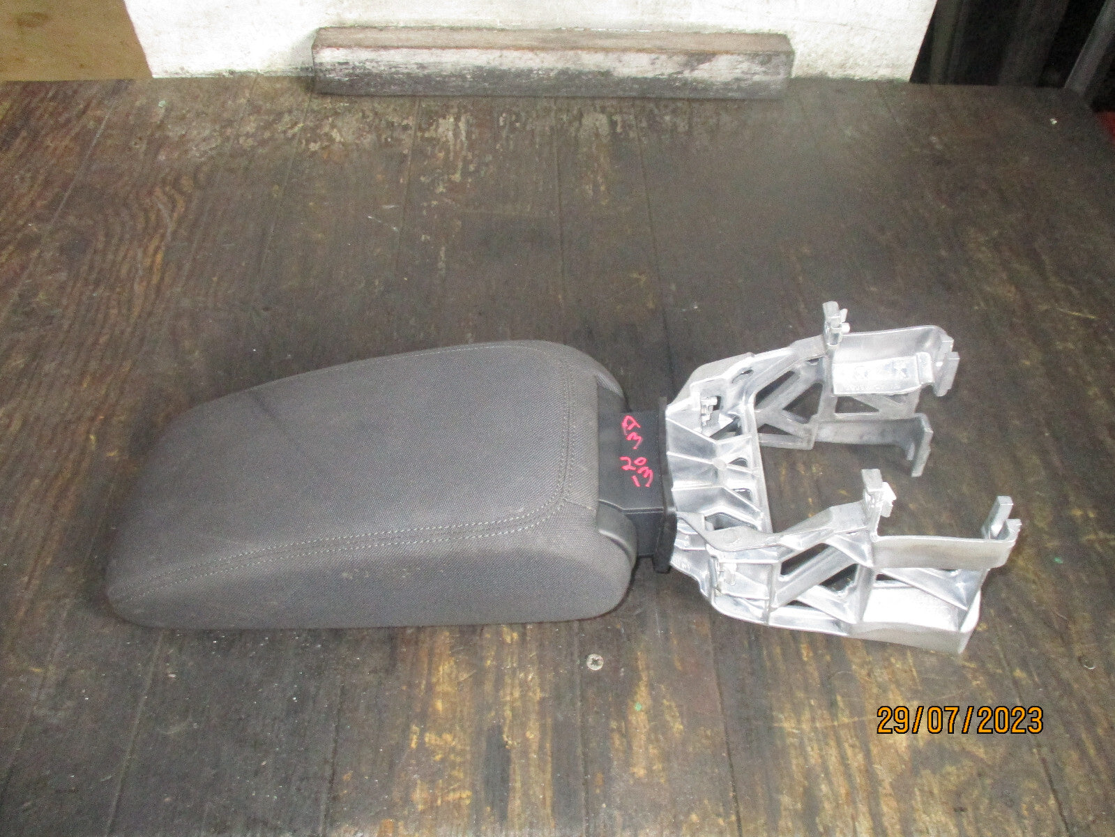 AUDI A3 2013 CENTER CONSOLE ARM REST IN BLACK