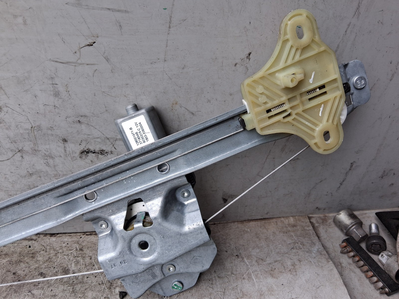 2014 RENAULT CLIO MK4 NSF PASSENGER FRONT LEFT WINDOW MOTOR & REGULATOR 9030319