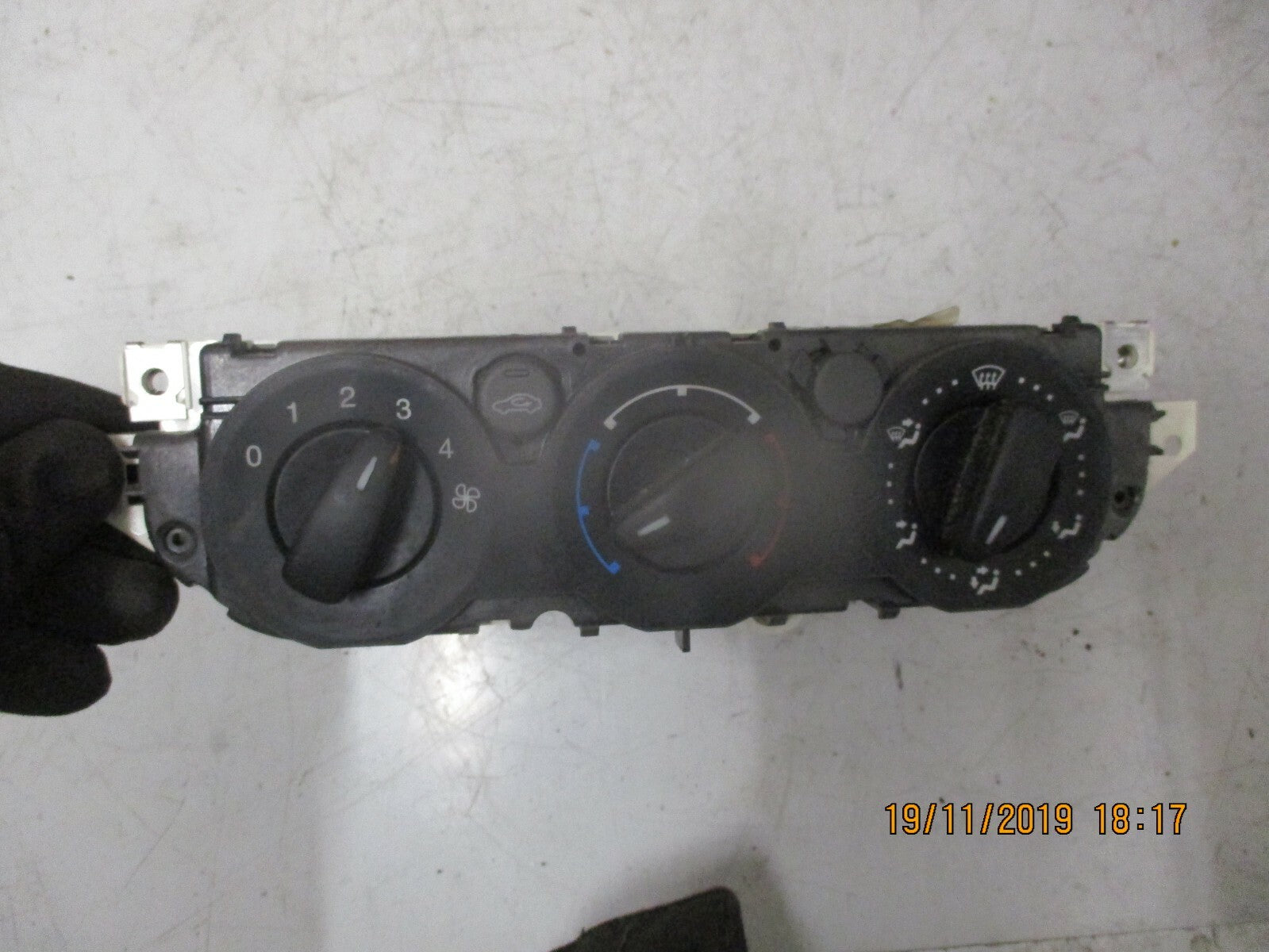 FORD FOCUS MK2 2005 HEATER CLIMATE CONTROL PANEL SWITCHES 3M5T18549AD