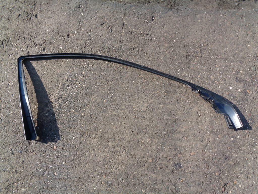 MERCEDES BENZ C CLASS W203 C220 OS DRIVER SIDE FRONT WINDOW TRIM A2037250271