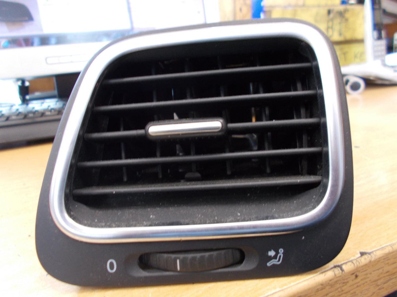 2006 VW NS DASHBOARD AIR VENT 1Q0819703