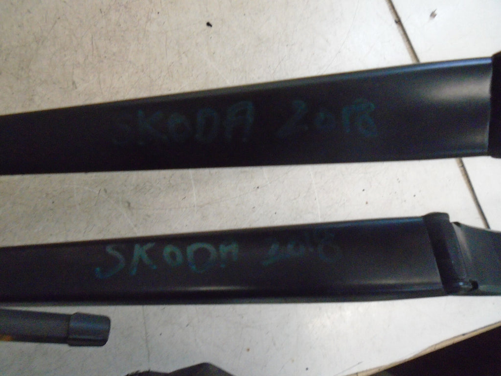 SKODA OCTAVIA 2018 MK3 5E WINDSCEEN PAIR FRONT WIPER ARMS 5E2955410
