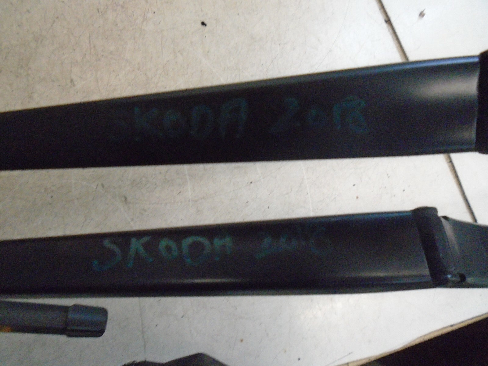 SKODA OCTAVIA 2018 MK3 5E WINDSCEEN PAIR FRONT WIPER ARMS 5E2955410