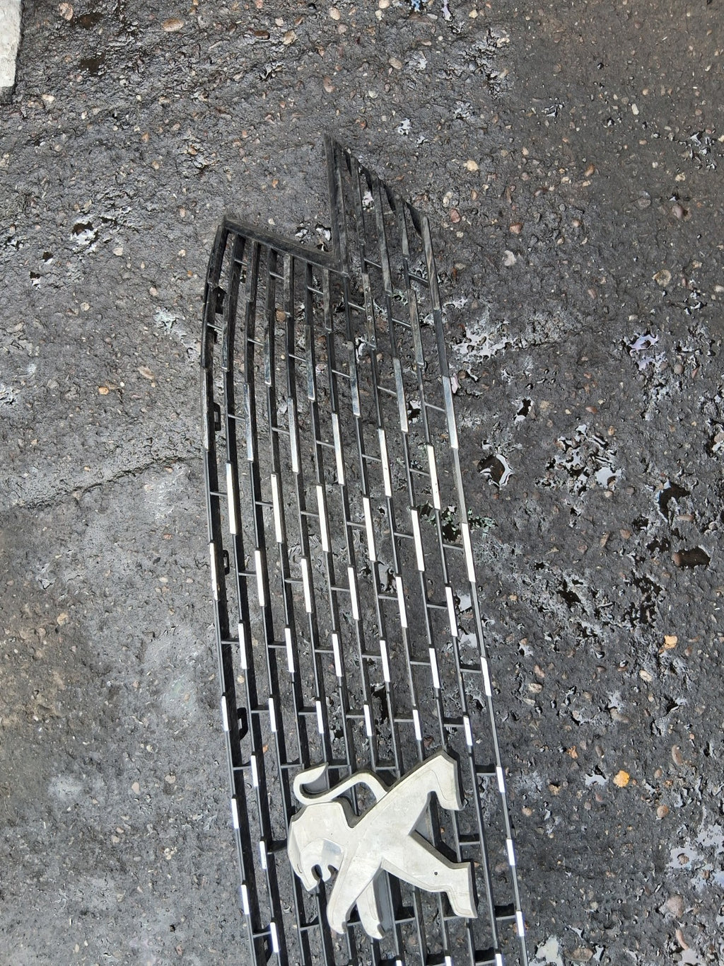 2023 PEUGEOT 5008 MK2 FRONT RADIATOR BADGE UPPER GRILL
