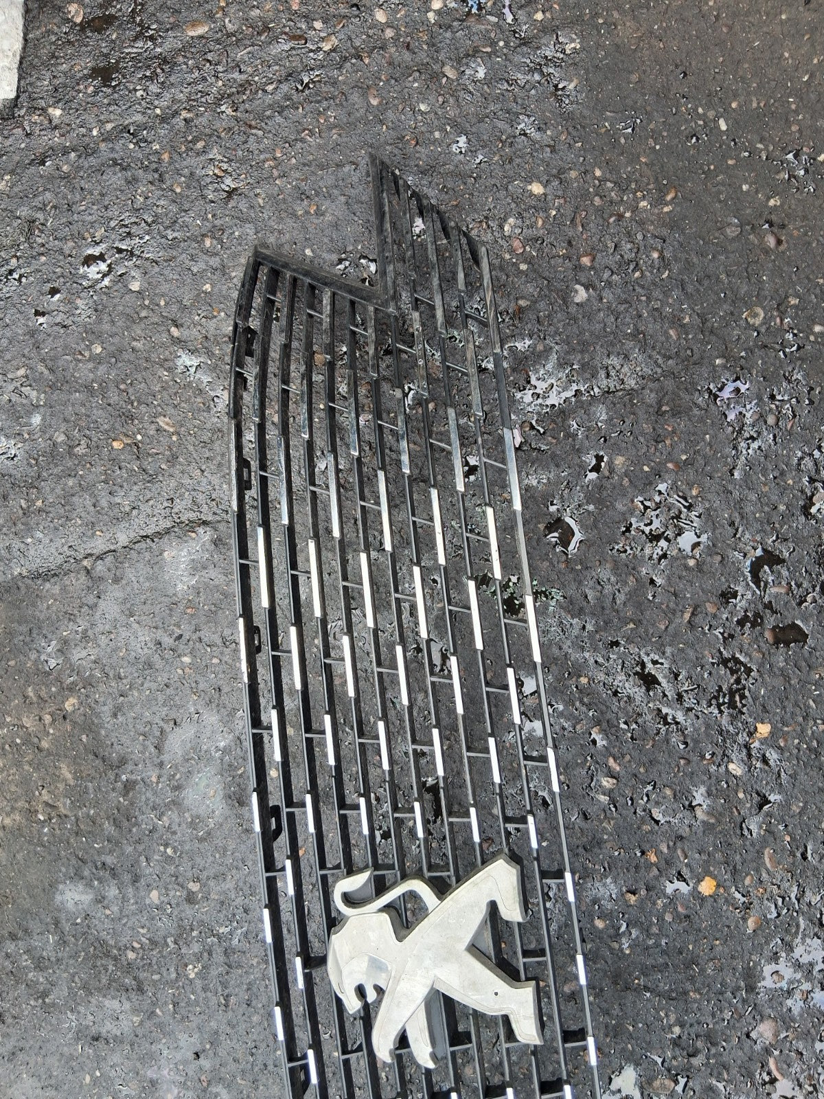 2023 PEUGEOT 5008 MK2 FRONT RADIATOR BADGE UPPER GRILL