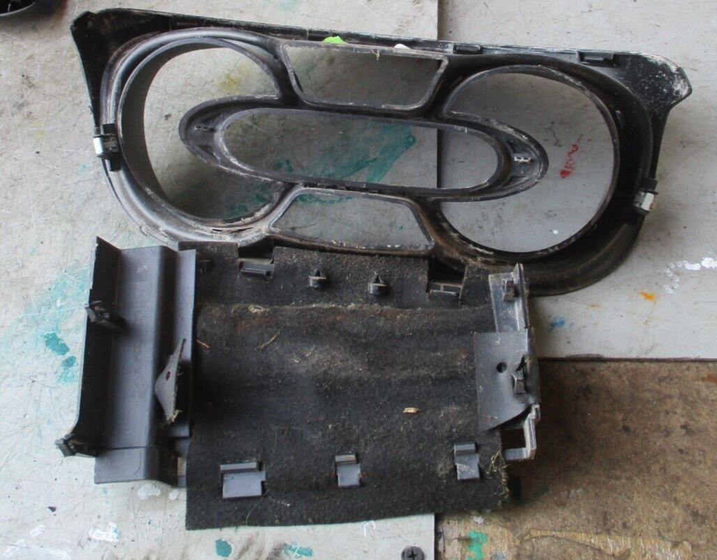 2015 VAUXHALL TRAFIC INSTRUMENT CLUSTER SPEEDO SURROUND TRIM 6810017678R