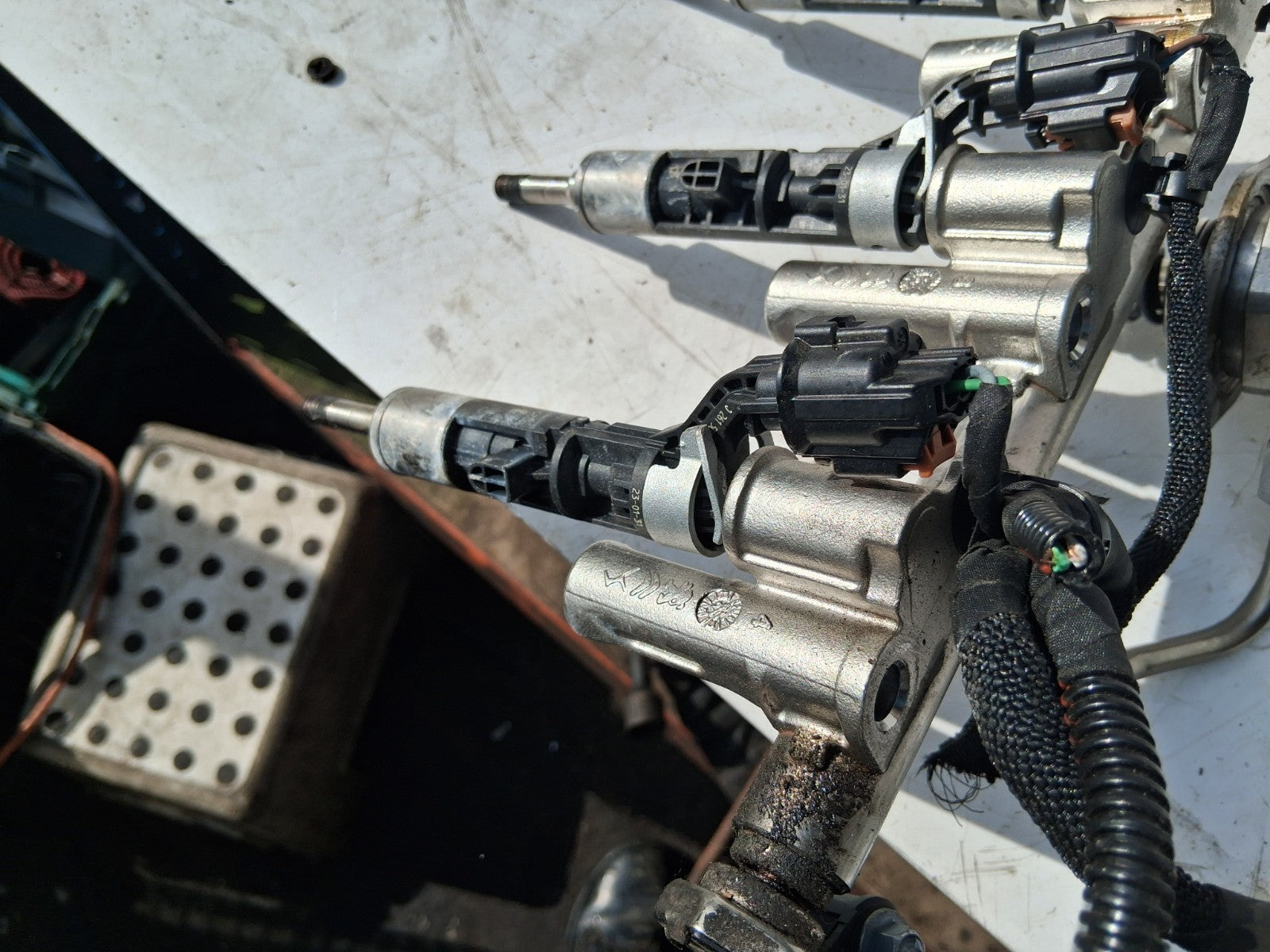 2021 CITROEN C4 MK3 1.2 PETROL INJECTOR FUEL RAIL 9830305880