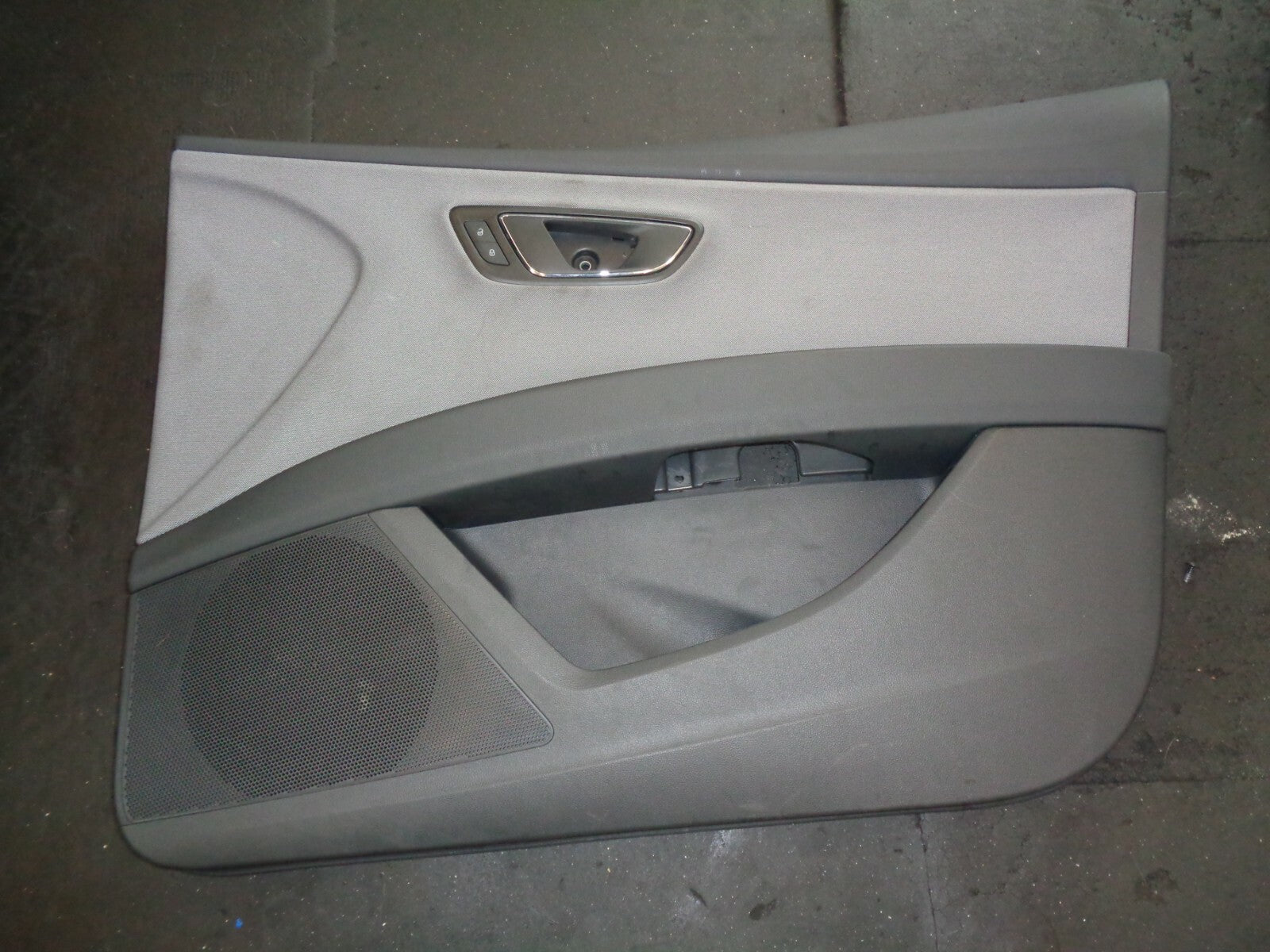 SEAT LEON 2013 MK3 OSF DRIVER SIDE FRONT DOOR DOOR CARD