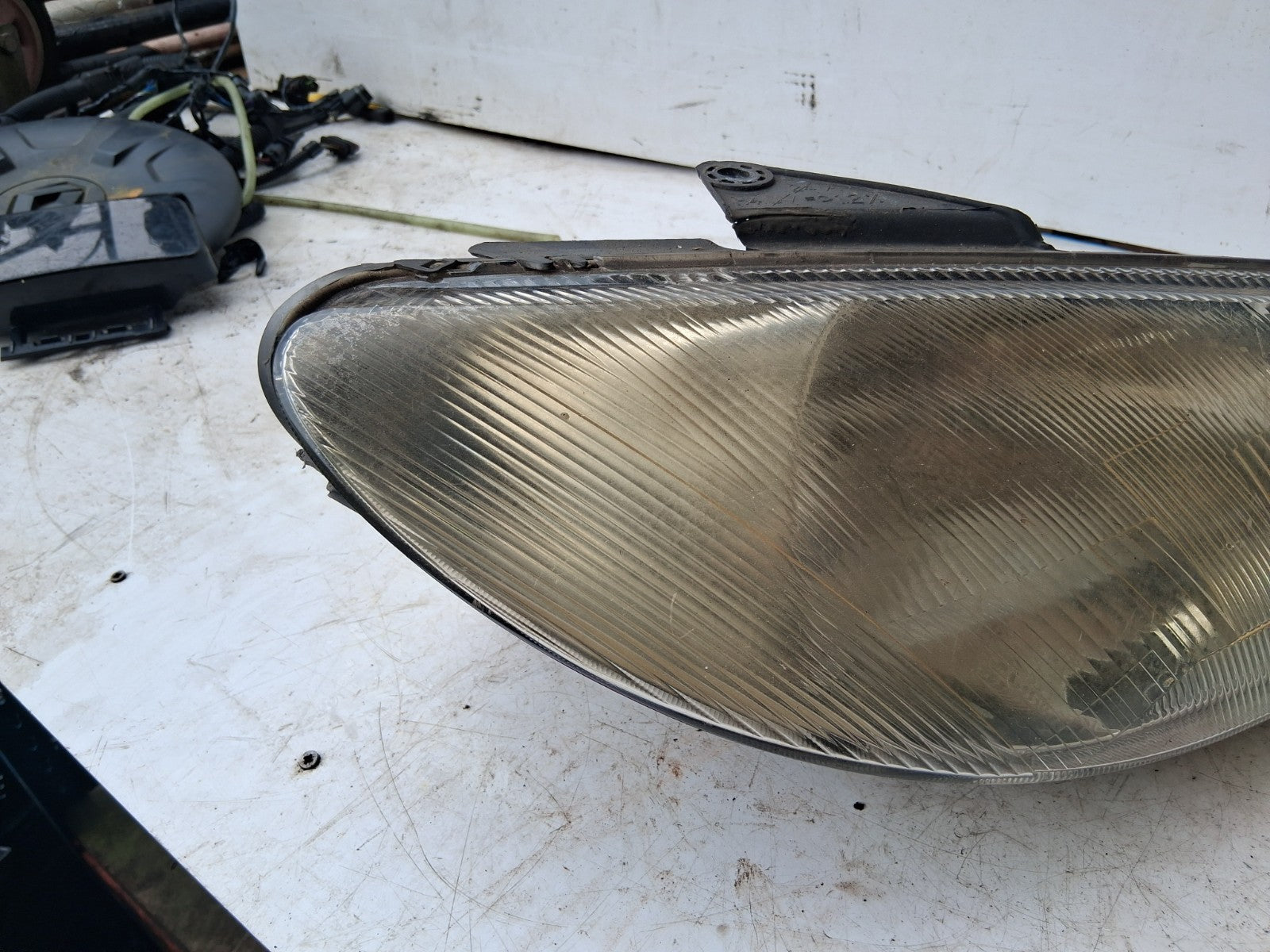 2001 PEUGEOT 206 OSF DRIVER SIDE FRONT HEADLIGHT HEADLAMP
