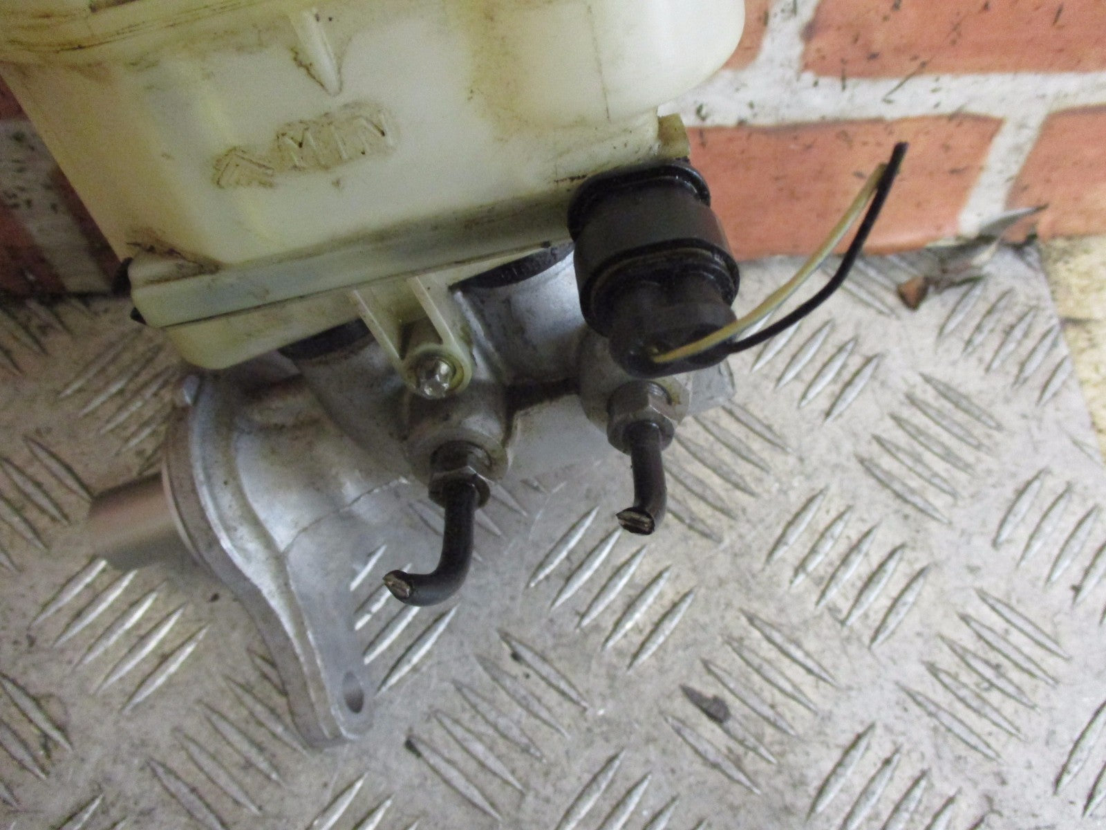 2011 FIAT PANDA MK2 1.2 PETROL BRAKE MASTER CYLINDER BOTTLE & CAP 32069666