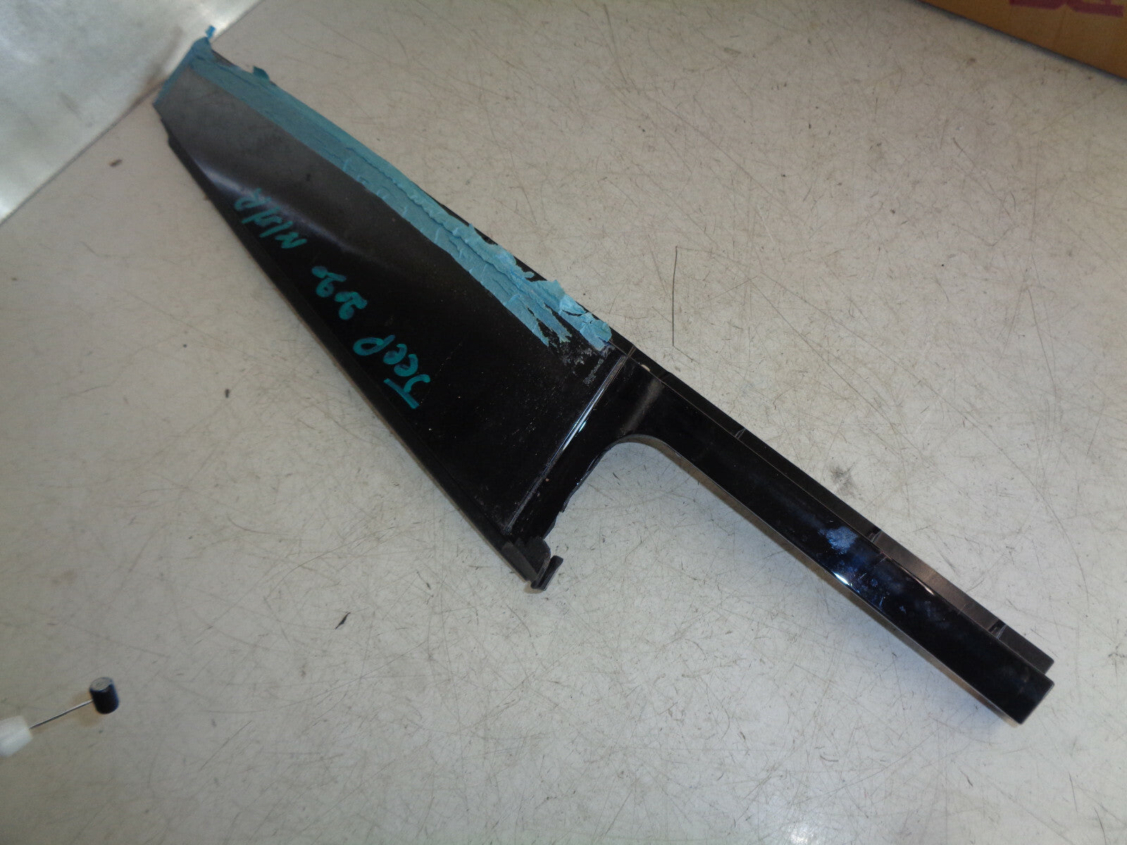 JEEP COMPASS 2020 NSR PASSENGER SIDE REAR DOOR GLASS TRIM 68246271AC