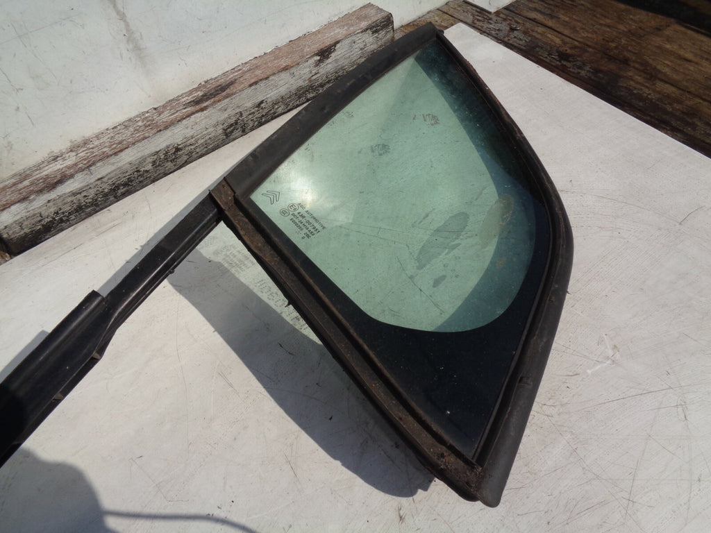 CITROEN C3 MK2 2010 OSF DRIVER SIDE FRONT DOOR WINDOW QUARTER GLASS 9674497180