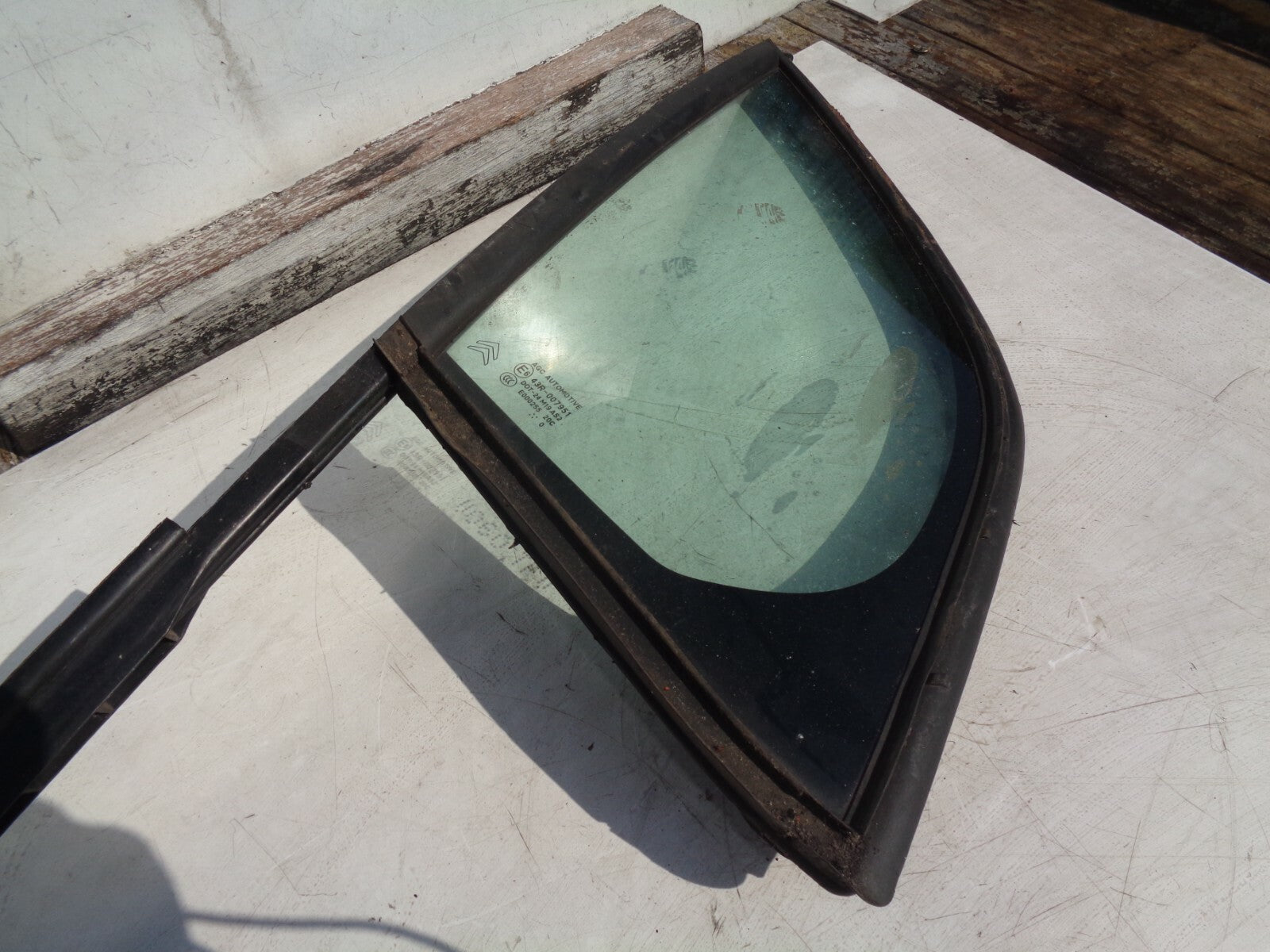 CITROEN C3 MK2 2010 OSF DRIVER SIDE FRONT DOOR WINDOW QUARTER GLASS 9674497180