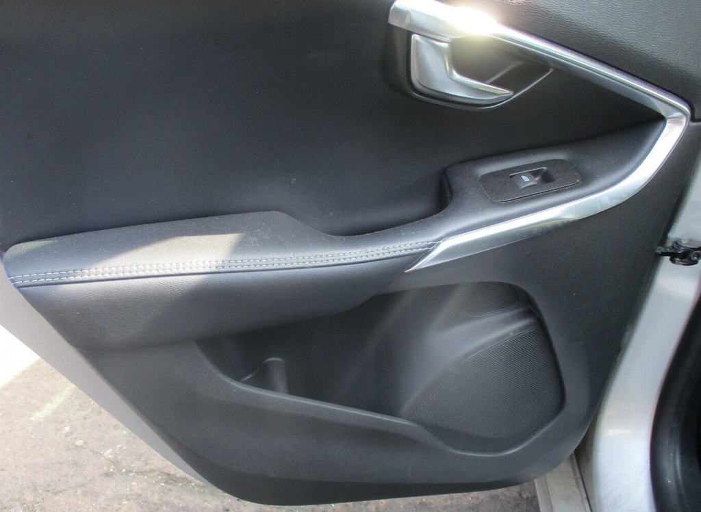 VOLVO V40 R DESIGN 2016 NSR PASSENGERS SIDE REAR DOOR CARD & SWITCH PANEL