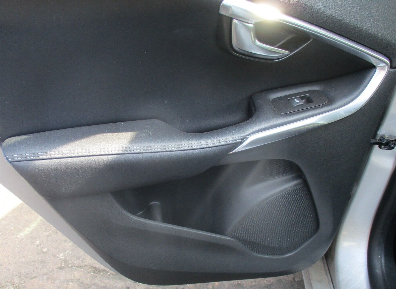 VOLVO V40 R DESIGN 2016 NSR PASSENGERS SIDE REAR DOOR CARD & SWITCH PANEL