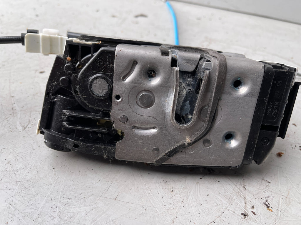 2016 MERCEDES BENZ A CLASS W176 PASSENGER SIDE FRONT DOOR LOCK A2040085899