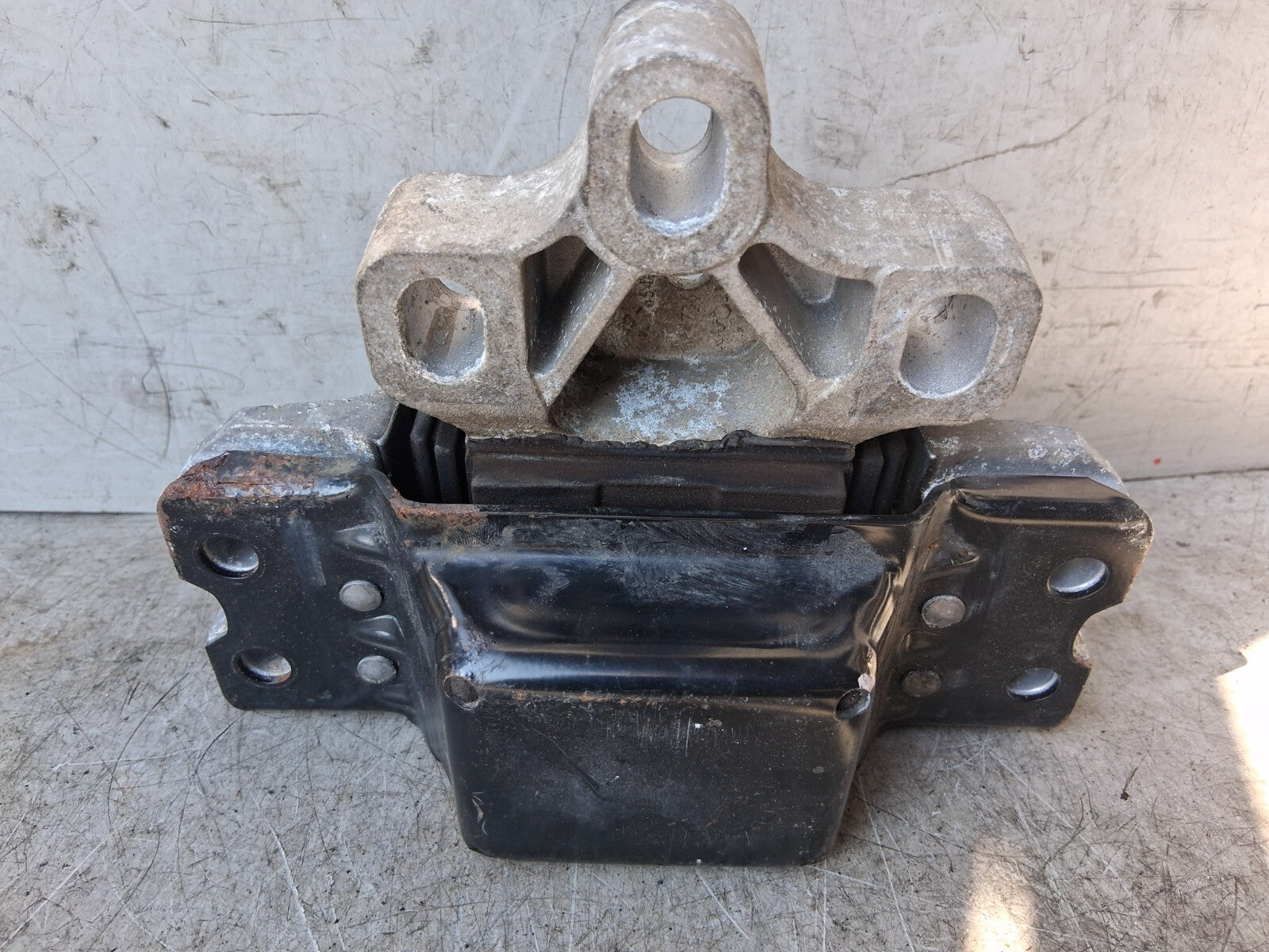 VW VOLKSWAGEN PASSAT B6 2.0 DIESEL ENGINE MOUNT 3C0199555