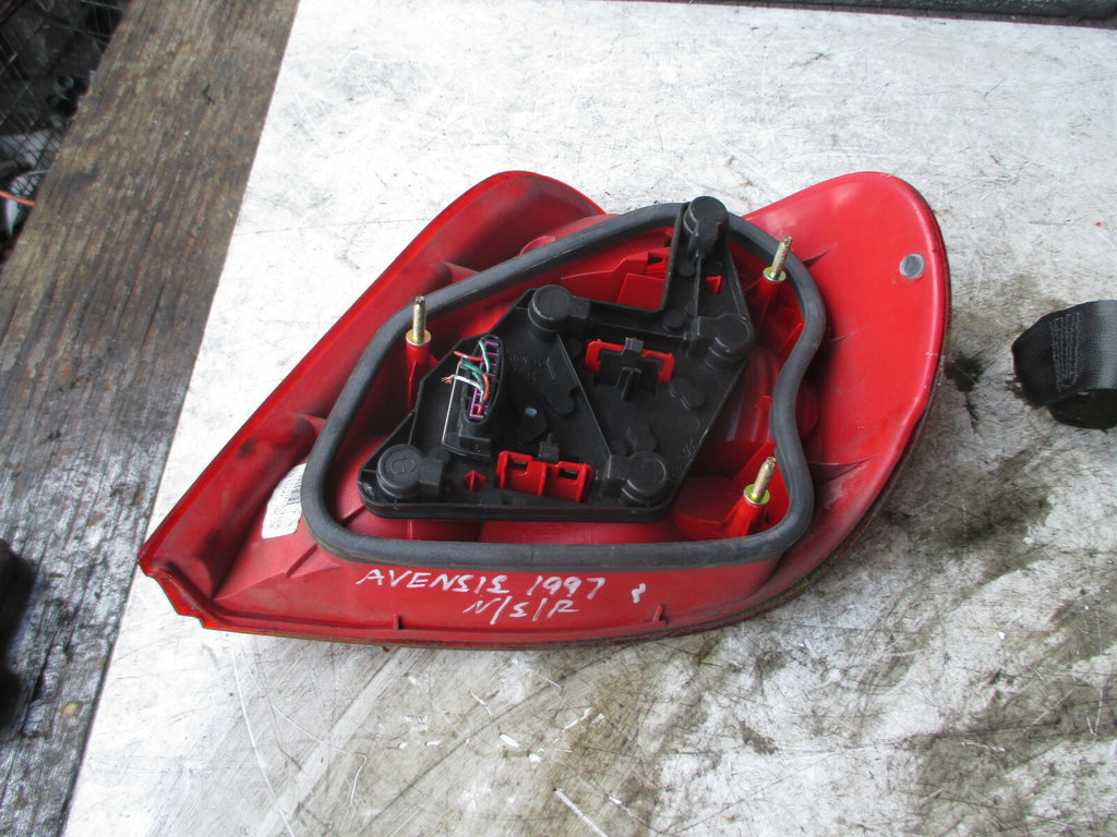 TOYOTA AVENSIS 1997 NSR PASSENGER SIDE REAR BRAKE TAIL LIGHT CLUSTER 23280102