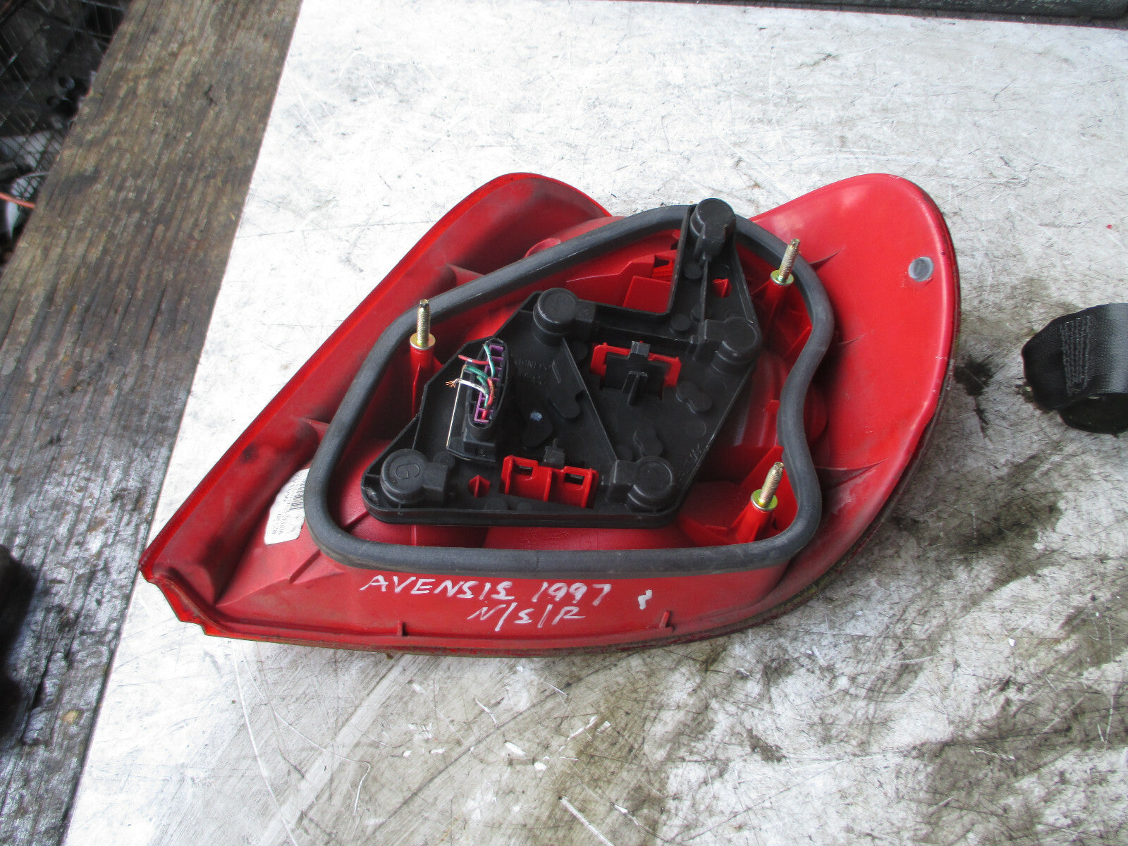 TOYOTA AVENSIS 1997 NSR PASSENGER SIDE REAR BRAKE TAIL LIGHT CLUSTER 23280102