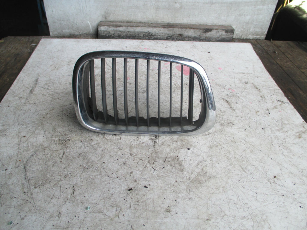 BMW 5 SERIES E39 FRONT RIGHT GRILL 81593140