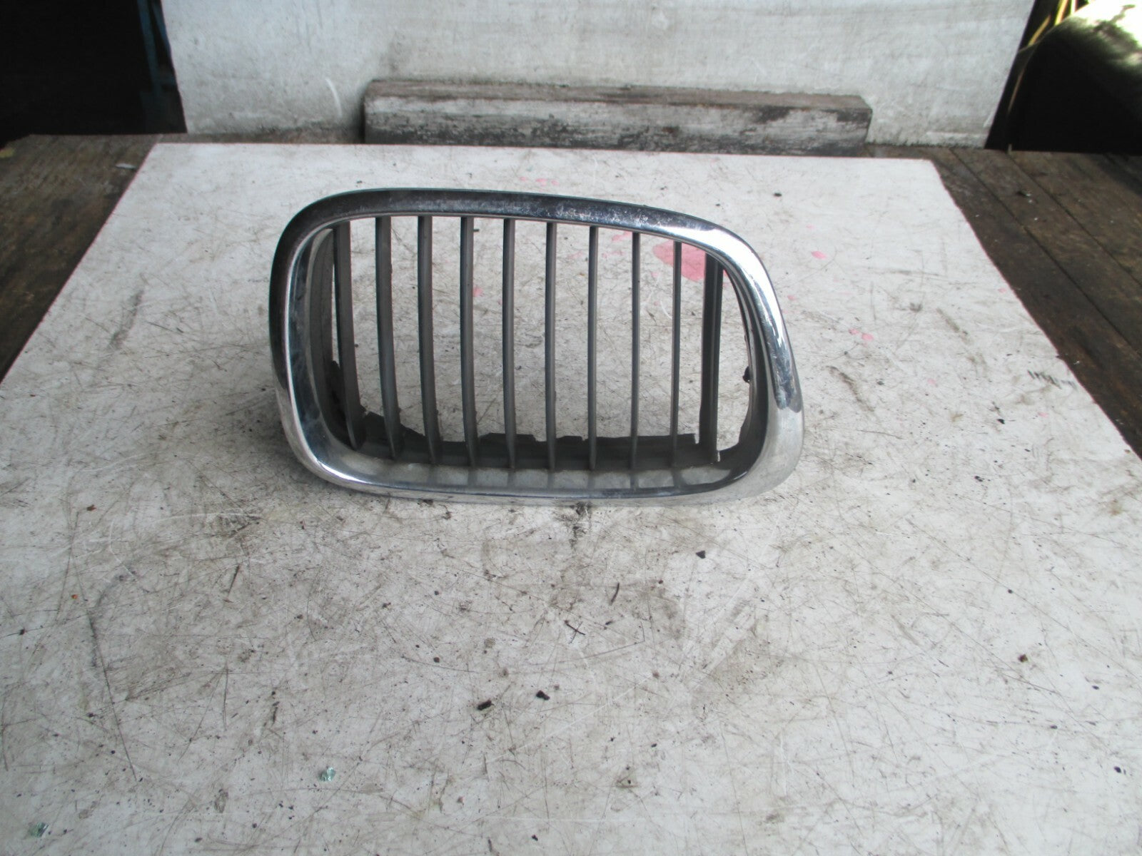 BMW 5 SERIES E39 FRONT RIGHT GRILL 81593140