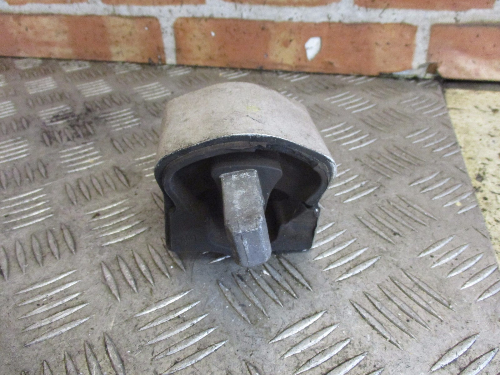 MERCEDES C CLASS S204 2013 C220 CDI 2.1 LOWER GEARBOX ENGINE MOUNT A2122400818