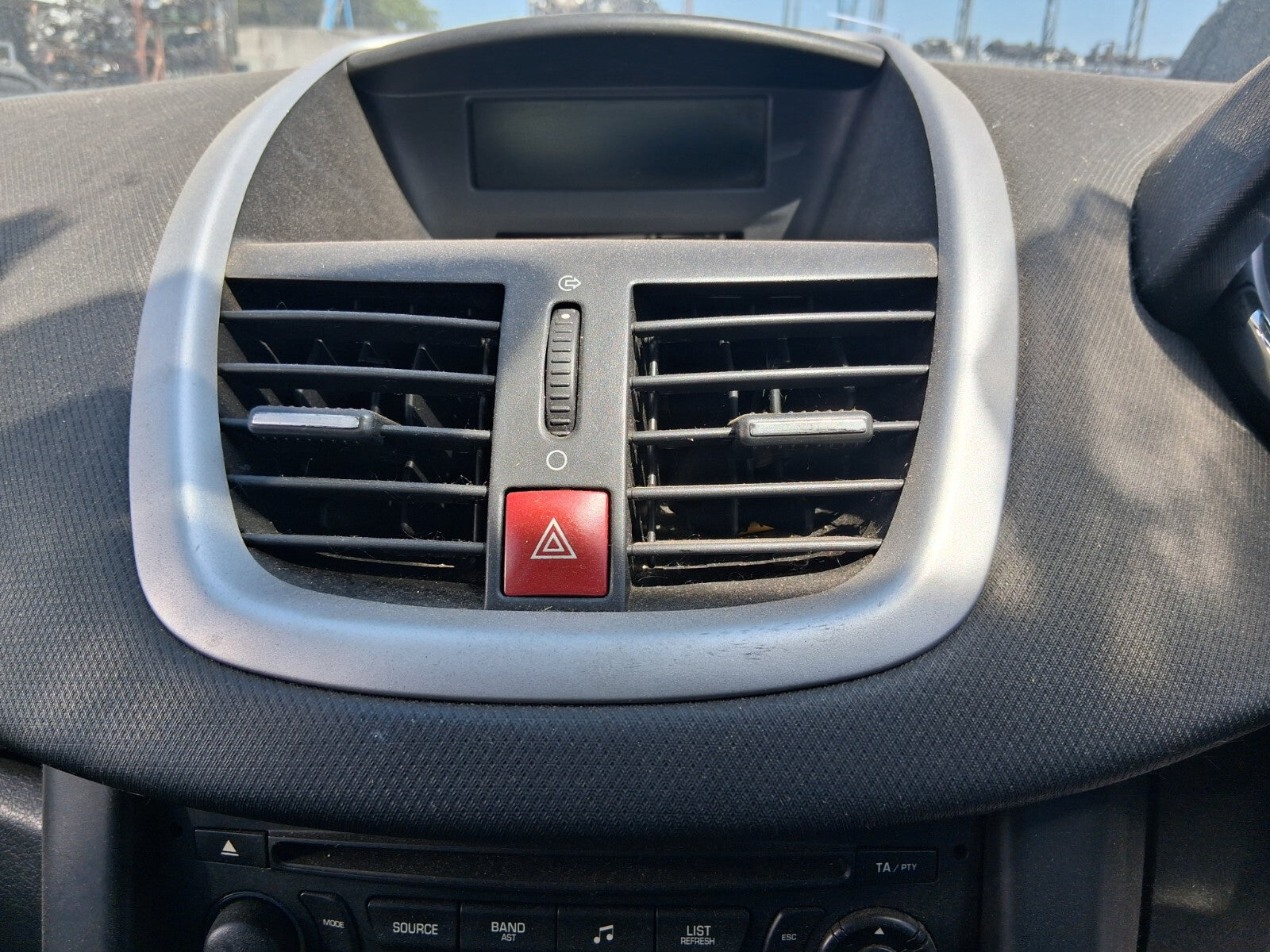 2009 PEUGEOT 207 CENTRE DASHBOARD FRONT AIRVENT HAZARD SWITCH TRIM PANEL