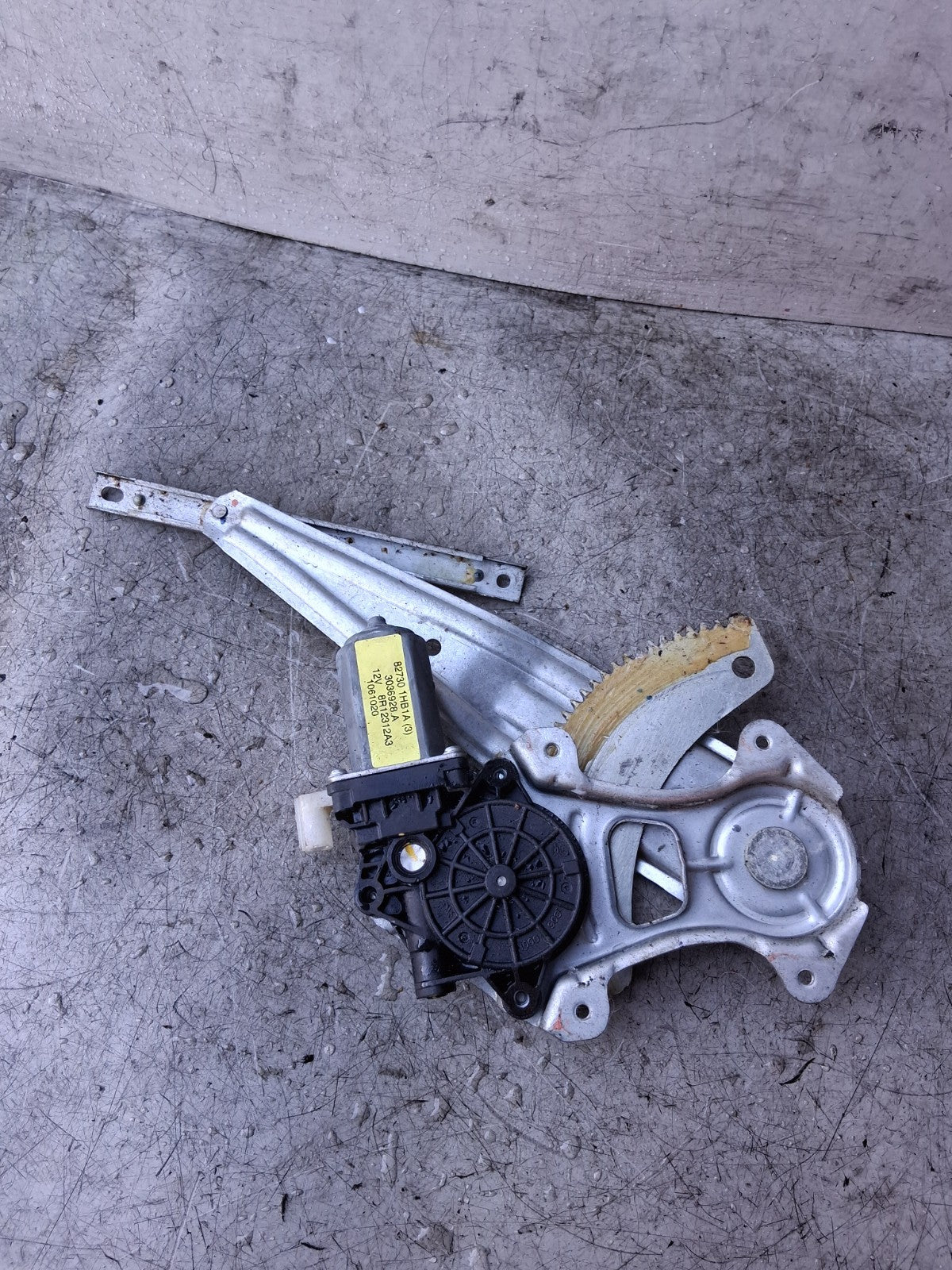 2016 NISSAN NOTE NSR PASSENGER SIDE REAR LEFT WINDOW MOTOR REGULATOR 827301HB1A
