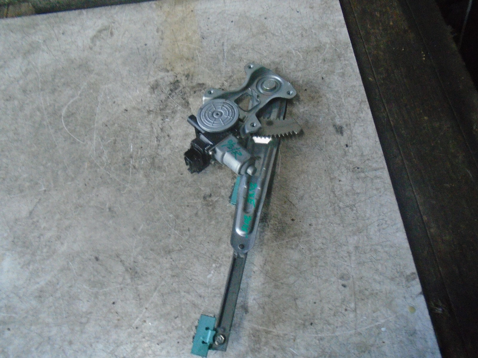 NISSAN JUKE 2015 MK1 OSR REAR DRIVERE SIDE WINDOW MOTOR REGULATOR